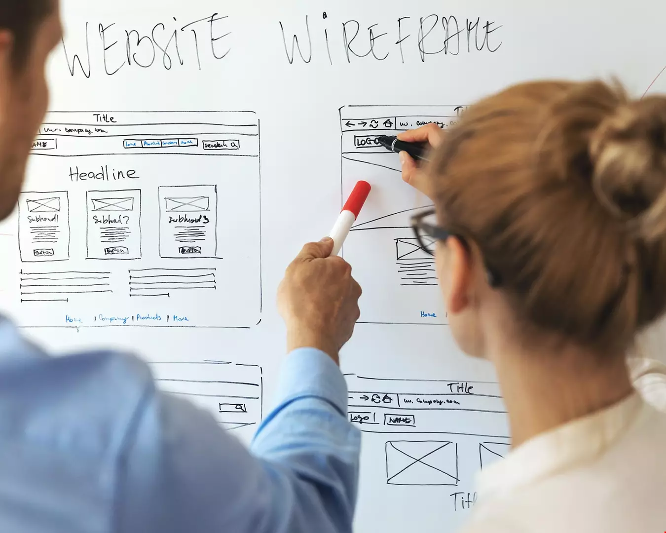 Två kollegor framför whiteboard skissar upp en webbstruktur Akavia Aspekt
